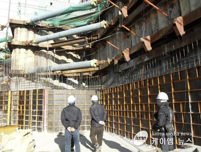 안전관리자문단이 6일 공사 현장을 돌아보며 안전관리 실태를 점검하고 있다.