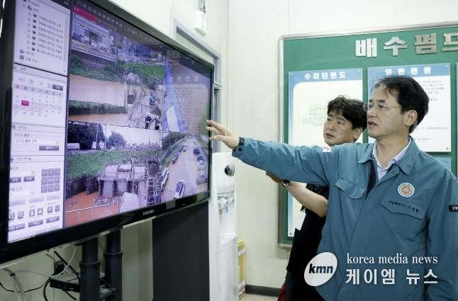 지난 8월 강매배수펌프장 현장점검 중인 이동환 고양특례시장