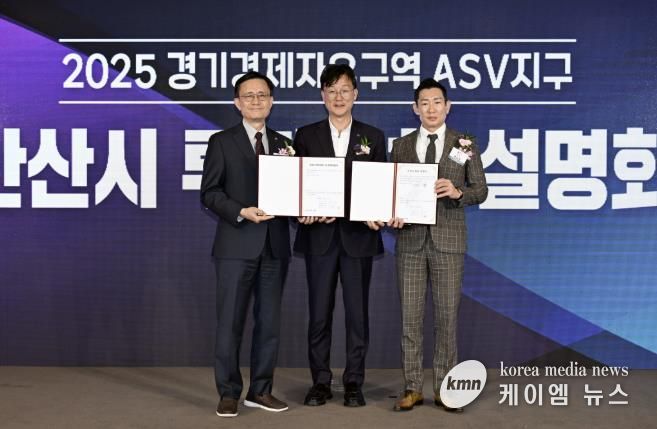 이민근 안산시장(가운데)이 지난 6일 일산 킨텍스에서 대덕전자, (주)MTI 관계자와 투자의향서를 체결하고 기념촬영을 하고 있다.