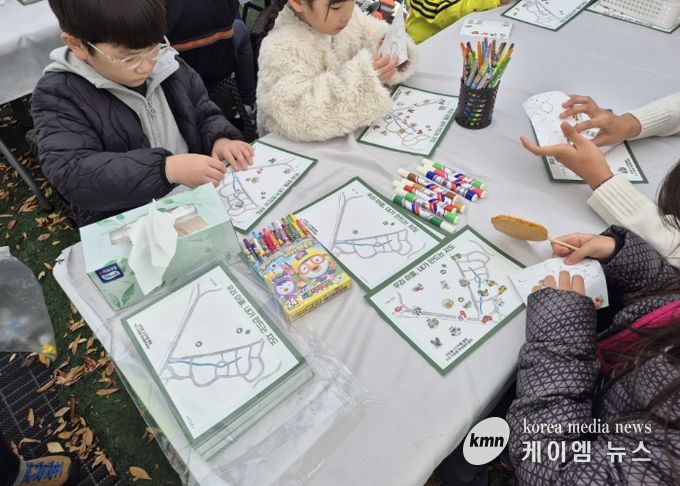 ‘우리 마을 지도’ 만들기에 참여한 어린이들