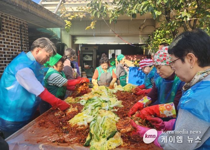 남양주시 오남읍 새마을부녀회, 따뜻한 나눔 실천 ‘사랑의 김장 담그기’