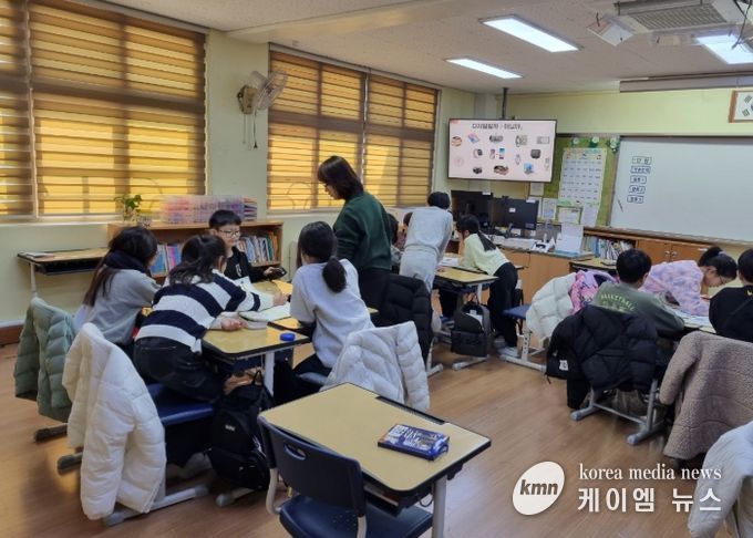 지역 시민이 직접 디지털 윤리 강사로 참여하는 '디지털 윤리 교실'이 진행되고 있다.