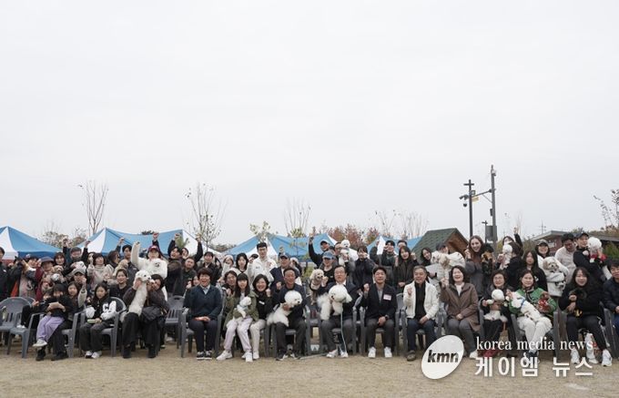 8일 미사아일랜드 펫존에서 열린 ‘2025 하남시 반려동물 문화축제’에서 반려인과 반려견들이 기념촬영을 하고 있다.