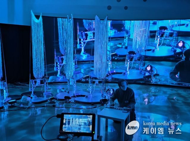 권병준 작가가 프리뷰 퍼포먼스를 진행하고 있다.