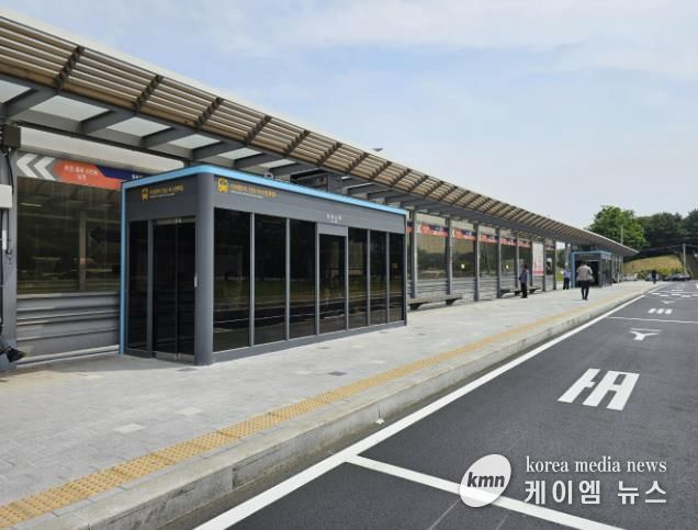 오이도역 버스정류소에 위치한 '스마트 셸터'