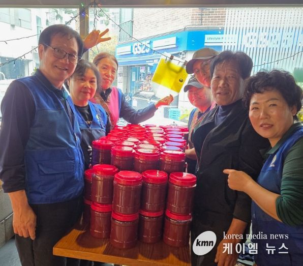 광명시 소하1동 바르게살기위원회는 지난 8일 소하1동 행정복지센터에서 ‘사랑의 고추장 나눔 행사’를 실시했다.