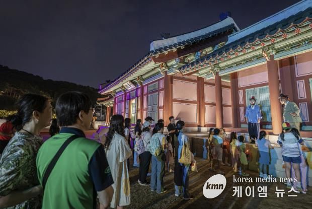 수원화성 태평성대 ‘주민 배우와 함께하는 고궁 산책’ 프로그램을 진행하고 있다.