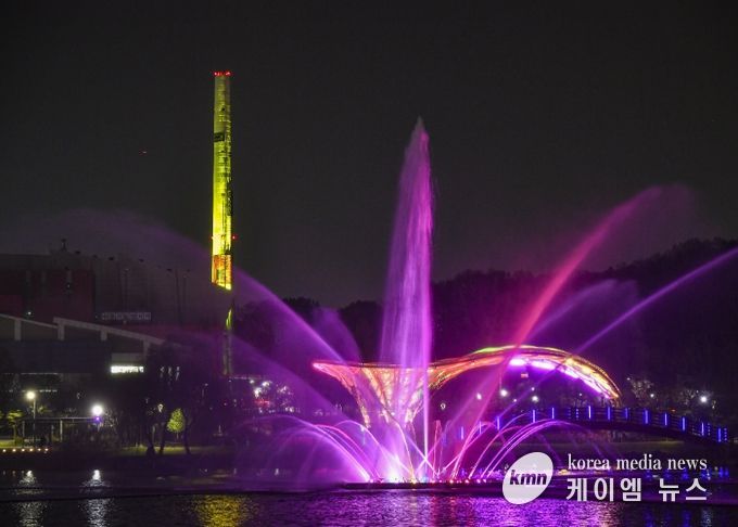 김포시가 도시재생 및 야간정책에 선도적으로 나서고 있다. 올해 6월 산업시설 넘어 공공예술작품으로 재탄생한 김포한강자원화센터굴뚝에서 개최된 야외공연 사진
