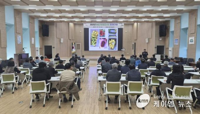 화성특례시가 12일 화성시농업기술센터에서 2025년 농업기술보급사업 종합평가회를 하고 있다