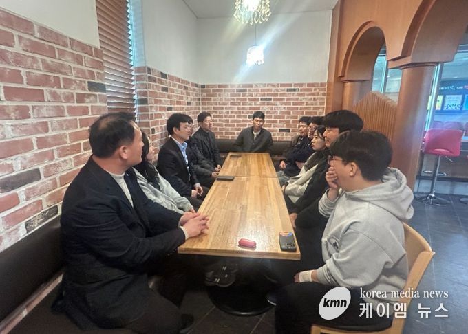 김포시 공원도시사업본부가 읍면 순회 간담회를 열고 있다. 사진은 두정호 본부장이 참여한 간담회