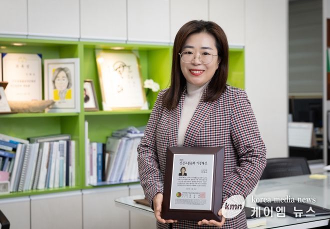 강혜숙 시의원이 ‘2025 한국선진교통문화 의정대상’ 상패를 들고 기념촬영을 하고 있다.