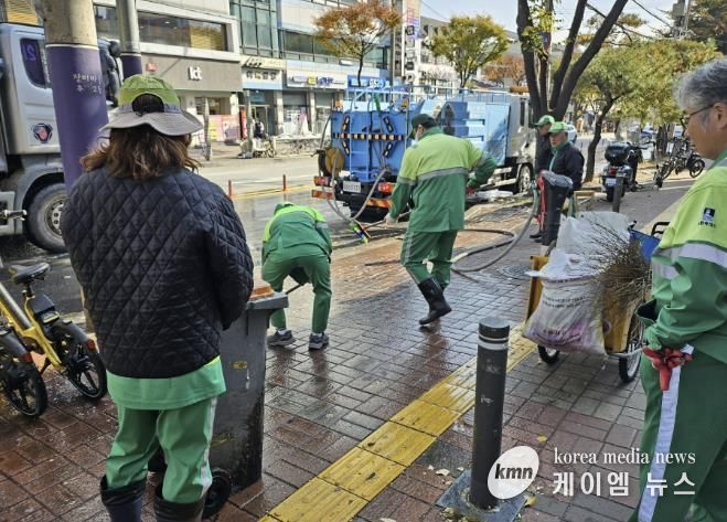수원시 팔달구 우만2동, 아주대 일대 인도 물청소 실시