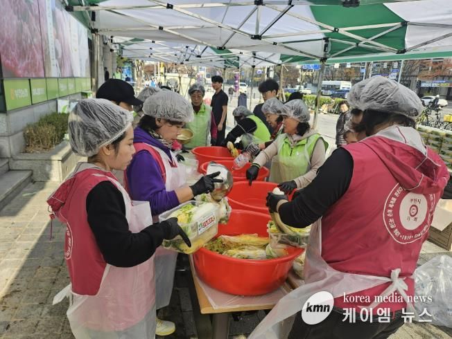지난 13일 부천농협, 농협 부천시지부에서 독거노인 위한 백김치 257박스를 전달했다.