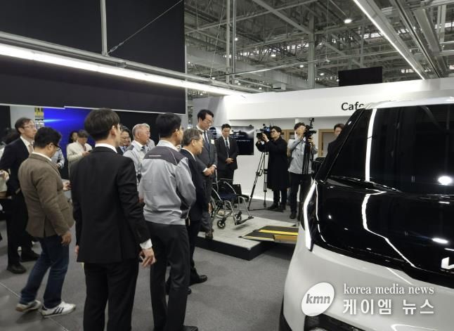 정명근 화성특례시장이 기아 오토랜드 화성에서 시타 PV5에 대한 설명을 듣고 있다