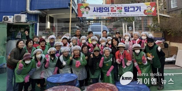 광명시 광명7동 새마을지도자협의회(회장 이정숙)와 새마을부녀회는 지난 13일부터 14일까지 이틀간 ‘사랑의 김장김치 담그기’ 행사를 진행했다.