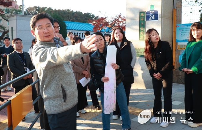 이상일 용인특례시장이 14일 포곡초등학교에서 학부모들과 만나 학생들의 안전을 위한 방안을 논의했다.