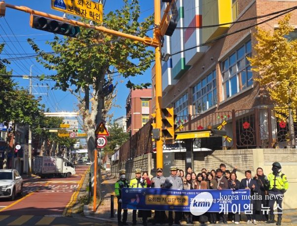 지난 14일 수원시 영통구 매탄 2동 산남초등학교 앞 사거리에서 안전한 통학로 개선을 위한 ‘우회전 시 보행자 확인’ 표지판 설치 기념식이 열렸다.