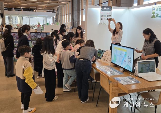 111CM 라운지에서 전시회 참여자들이 전시회를 관람하고 있다.