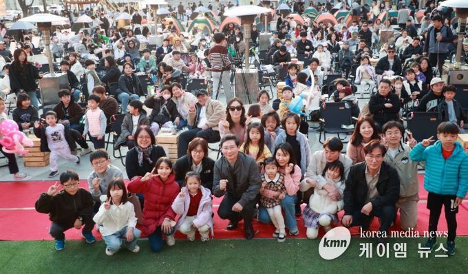 이상일 용인특례시장이 15일 용인포은아트홀 문화광장에서 열린 ‘2025 어텀라운지 페스티벌’에 참석해 시민과 소통의 시간을 갖고 있다