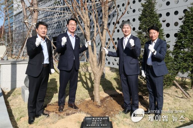 정명근 화성특례시장, 배정수 화성특례시의회 의장, 이영석 ASM코리아 대표가 기념 식수를 하고 기념촬영을 하고 있다