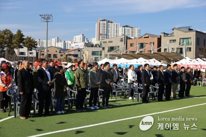 동탄9동 체육대회에 개회에 앞서 차성훈 동탄출장소장과 배정수 호성특례시 의회 의장 등 내빈과 참가자들이 국민의례를 하고 있다