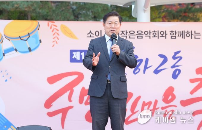 박승원 광명시장이 지난 15일 영당말근린공원에서 개최한 '2025 소하2동 주민한마음 축제'에 참석해 인사말을 하고 있다.