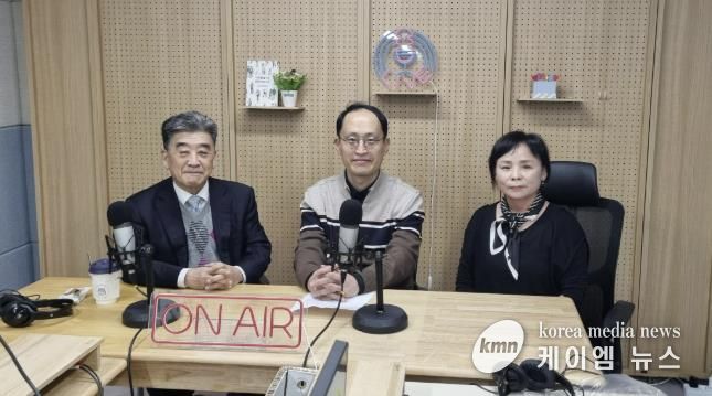 지난 6일 첫 방송을 녹음한 참석자들이 기념사진을 촬영하고 있다.(왼쪽부터 우명동 성신여대 명예교수, 자치분권협의회 구균철 의장, 윤양옥 위원)