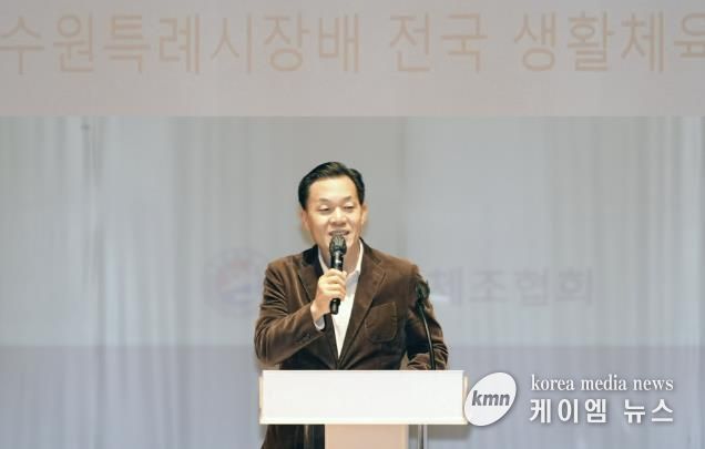 이재준 수원시장이 제1회 수원특례시장배 전국 생활체육 체조대회에서 인사말을 하고 있다.