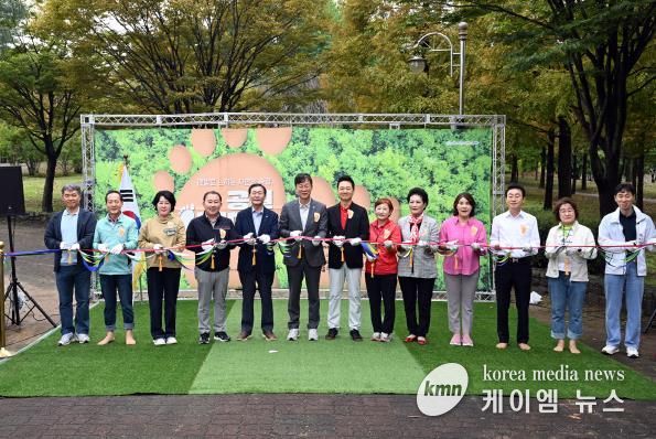 이민근 안산시장(사진 왼쪽에서 여섯번 째)이 10월 11일 안산호수공원에서 열린 공원 어싱데이에서 참석자들과 함께 기념촬영을 하고 있다.