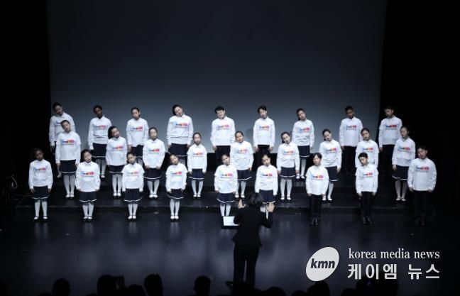 안산시 세계소년소녀합창단이 15일 소극장 보노마루에서 열린 ‘제15회 정기연주회’ 무대에서 합창을 하고 있다.