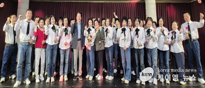 수원시 영통구 광교2동 라온시니어 합창단, 주민 환호 속에 정기연주회 성료