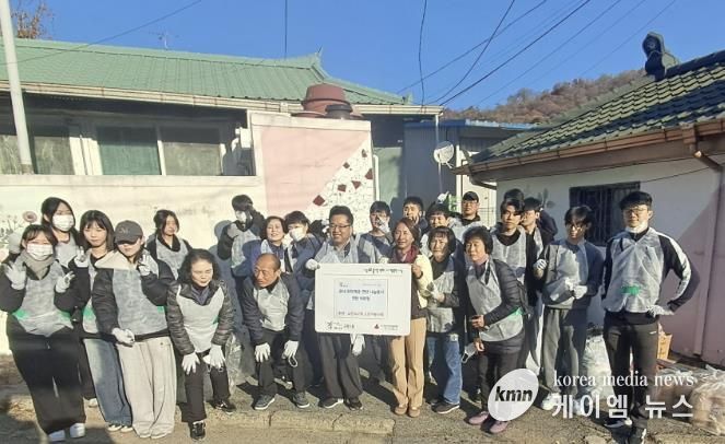 구리시 교문1동, 교문리교회 도르가봉사회로부터 연탄 900장 후원받아