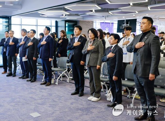 테크노폴 수료회 참석 시의원 국민의례 모습