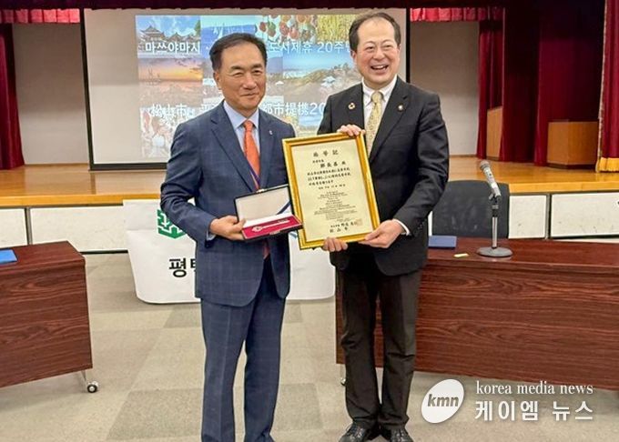 왼쪽부터 정장선 평택시장, 노시 카츠히토 마쓰야마시장