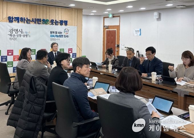 정순욱 광명시 부시장이 17일 '2025년도 세외수입 징수대책 보고회'를 주재하고 있다.