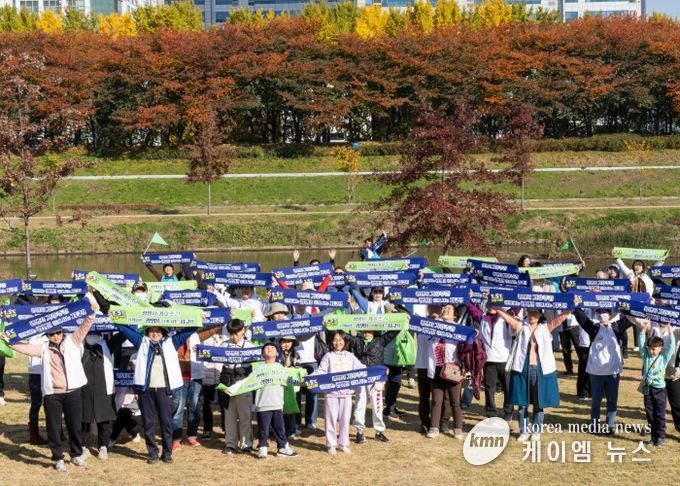 지난 15일 150명의 기후의병들이 안양천에서 평생학습원까지 '기후의병 행진 캠페인'을 진행하고 기념사진을 촬영하고 있다.