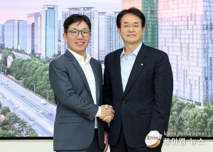 (오른쪽)이동환 고양특례시장과 김유원 네이버클라우드 대표이사