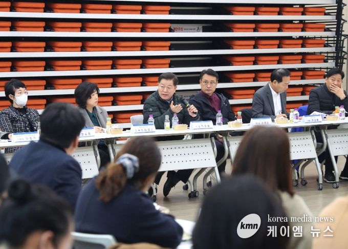 박승원 광명시장이 17일 오후 광명동초등학교 통학로 안전 확보를 위한 현장간담회에 참석해 발언하고 있다.