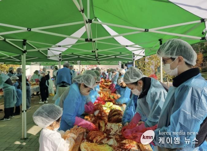 '사랑으로 버무러진 행복 한포기' 시흥시 장곡종합사회복지관, 김장 체험으로 사회적 나눔 실천