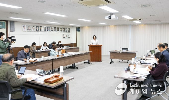 안산시의회가 17일 의회 대회의실에서 ‘2025년도 의원 연구단체 운영 심의위원회’를 개최했다.