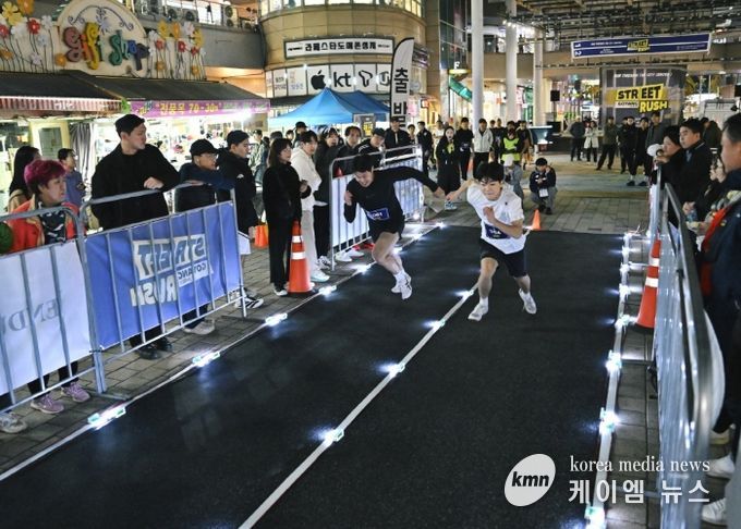‘2025 고양 스트릿 러쉬 in 라페스타’50m 레이스에서 참가자들이 경기를 펼치고 있다.