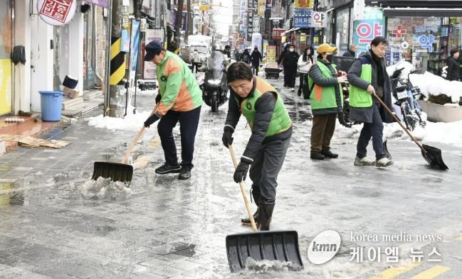 조용익 부천시장이 지난해 부천역 마루광장을 찾아 폭설 대응 상황을 점검한 뒤 제설작업에 동참했다.