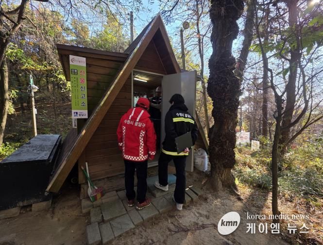 수원시 관계자가 안전 점검을 하고 있다.