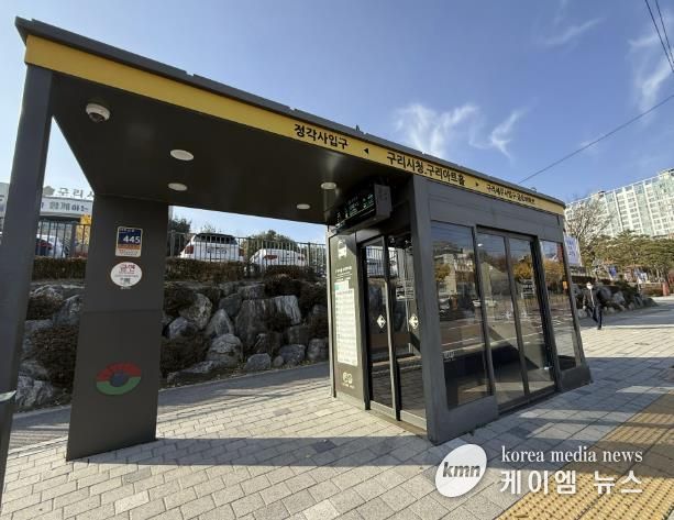 안정적인 버스 도착 정보 등의 교통정보 제공은 스마트 도시 핵심 인프라이다. (사진 = 구리시청·구리아트홀 스마트 버스정류장)