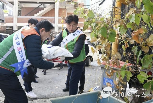 조용익 부천시장과 김태웅 부천시 자율방재단장이 제설제 보충 작업을 하고 있다.