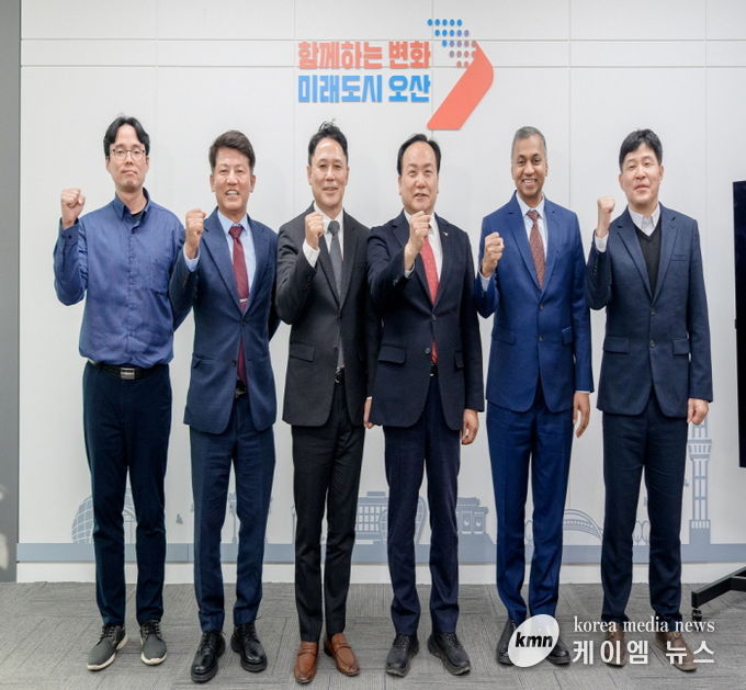 (왼쪽 두 번째부터) 박광선 어플라이드 머티어리얼즈 코리아 대표, 이권재 오산시장, 사티시 쿠푸라오 어플라이드 머티어리얼즈 반도체 운영 총괄 부사장 등이 어플라이드 컬래버레이션 센터 코리아 부지에서 현장점검 후 기념촬영을 하고 있다.