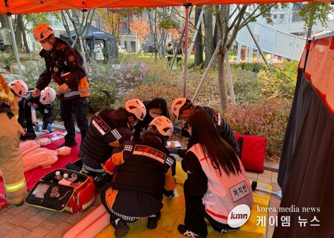 지난 19일 트리우스광명(광명시 광이로 95)에서 '대형화재 재난상황 대응 및 다수사상자 구급대응 합동훈련'이 진행되고 있다.