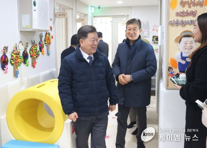 박승원 광명시장이 20일 오후 광명호반써밋그랜드에비뉴 1단지에서 열린 ‘시립호반써밋어린이집’ 개원식에 참석해 어린이집 내부를 둘러보고 있다.