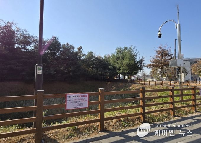 고양시 일산서구, 덕이 제1저류지 노후 안전휀스 교체- 도시미관 고려, 목재 울타리 형태로 재설치…2011년 설치 이후 14년 만에 새 단장