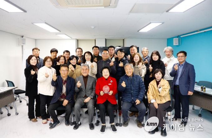 김경희 이천시장, 지역 교육 발전 공로로 이천시민장학회 감사패 수상